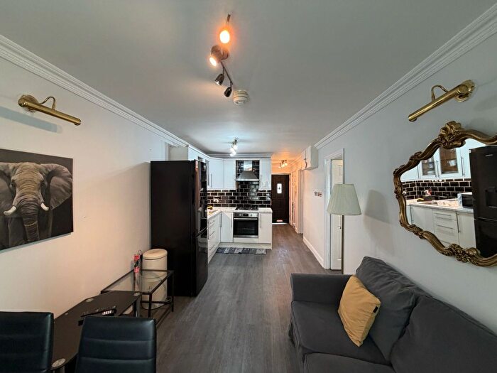 2 Bedroom Flat To Rent In Bishops Bridge Road, Paddington, London, W2