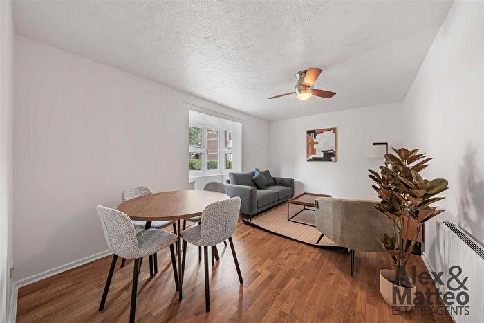 1 Bedroom Flat For Sale In Raphael Court, Bermondsey, SE16