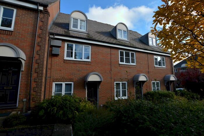 1 Bedroom Flat To Rent In Waterside Court, Alton, GU34