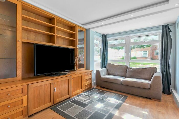 2 Bedroom Apartment To Rent In Sydney Road, Muswell Hill, N10