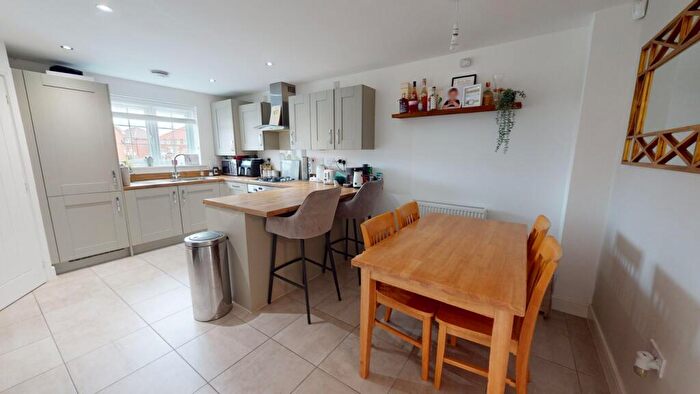 3 Bedroom Town House For Sale In Winder Close, New Rossington, Doncaster, DN11