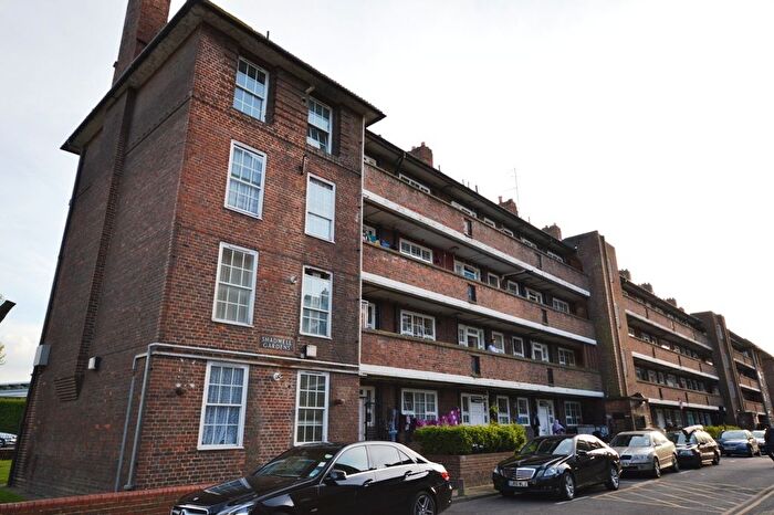 2 Bedroom Flat To Rent In Shadwell Gardens, Tower Hamlets, E1