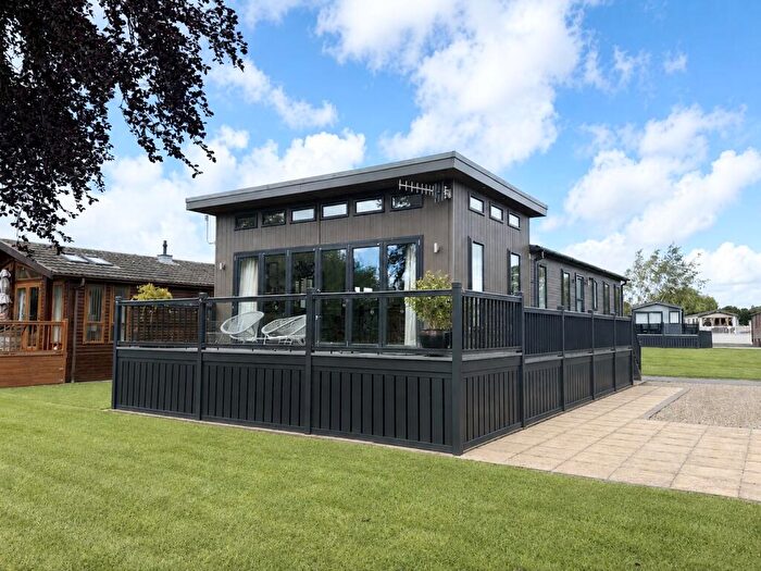 2 Bedroom Park Home For Sale In Avon Caravan Park, Warwick Road, Stratford-upon-avon, Warwickshire, CV37