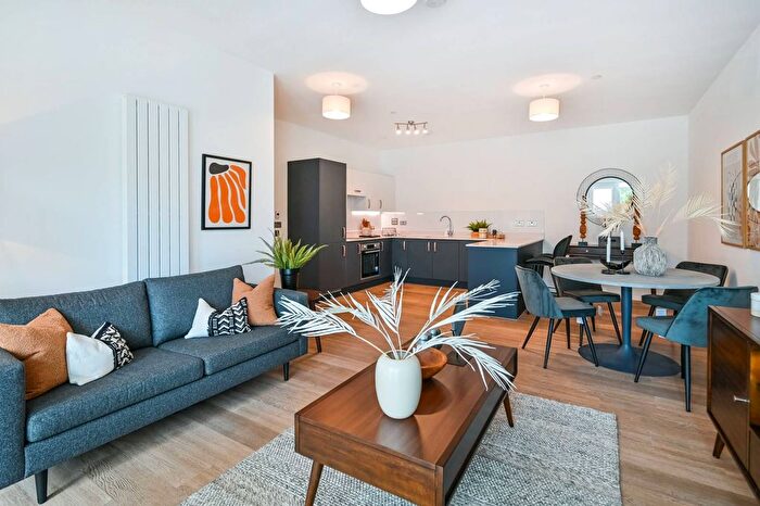 2 Bedroom Flat To Rent In Walton Court, Walton-On-Thames, KT12