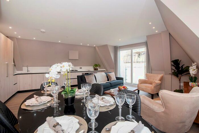 3 Bedroom Apartment To Rent In Woodlands, London, NW11