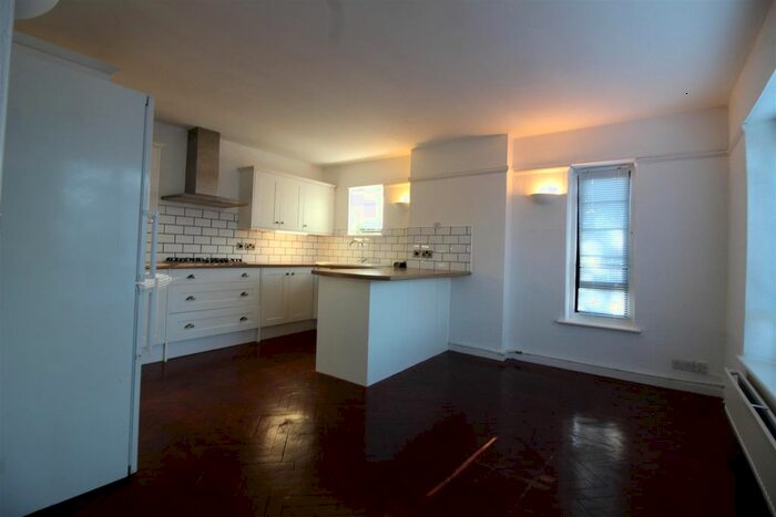 3 Bedroom Flat To Rent In Pembroke Road, Sevenoaks, TN13