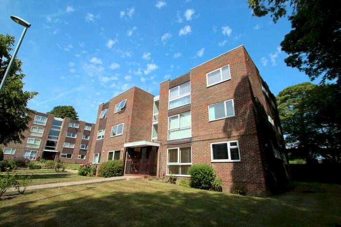 2 Bedroom Flat To Rent In Kingsway Court, Leeds, West Yorkshire, Uk, LS17