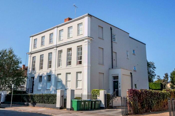 2 Bedroom Flat To Rent In Bath Road, GL53