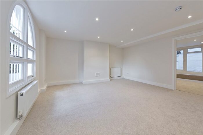 1 Bedroom Flat To Rent In Godolphin Road, Shepherd's Bush, W12