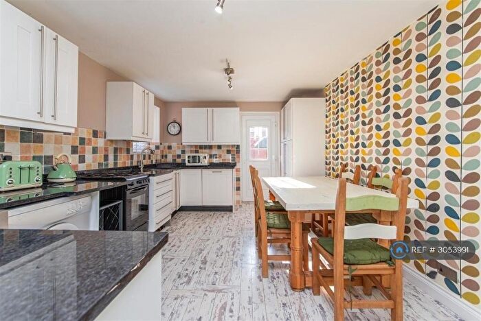 2 Bedroom Flat To Rent In Ashleigh Grove, West Jesmond, Newcastle Upon Tyne, NE2
