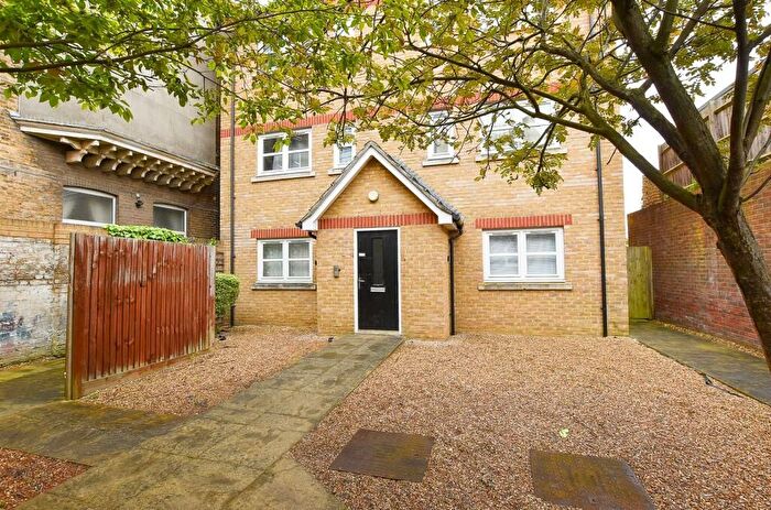 1 Bedroom Flat For Sale In Manor Road, Chatham, ME4