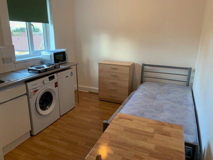 Studio To Rent In New Parade, High Street, Yiewsley, West Drayton, UB7