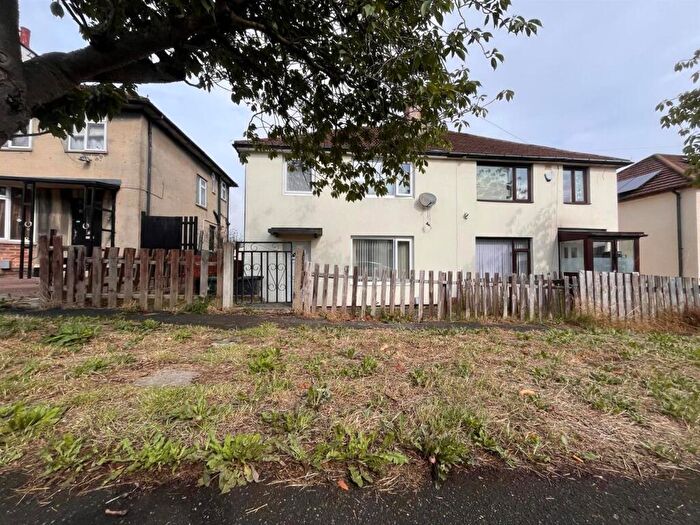 3 Bedroom Semi-Detached House For Sale In Fernside Avenue, Huddersfield, HD5