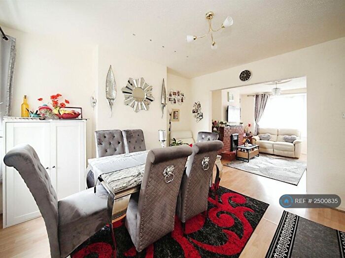 3 Bedroom Semi-Detached House To Rent In Colin Road, Luton, LU2