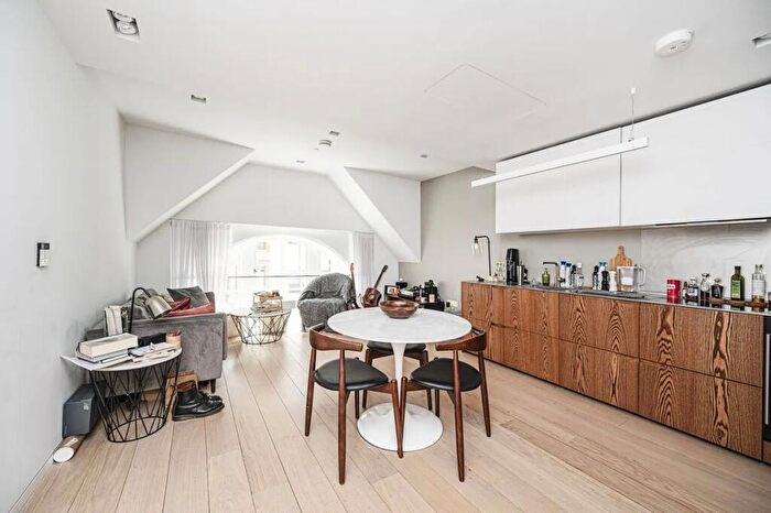 1 Bedroom Flat To Rent In Dominion House, Bartholomew Close, Barbican, EC1A