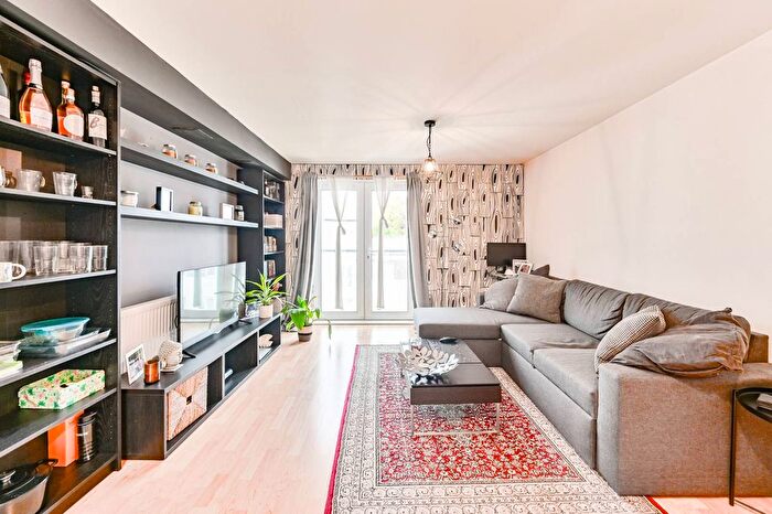 1 Bedroom Flat To Rent In Stane Grove, Clapham North, London, SW9