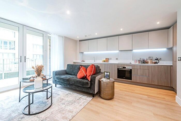 2 Bedroom Flat For Sale In Kings Road, Newbury, Berkshire, RG14