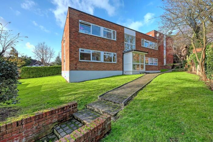 2 Bedroom Flat For Sale In High Road, Loughton, IG10