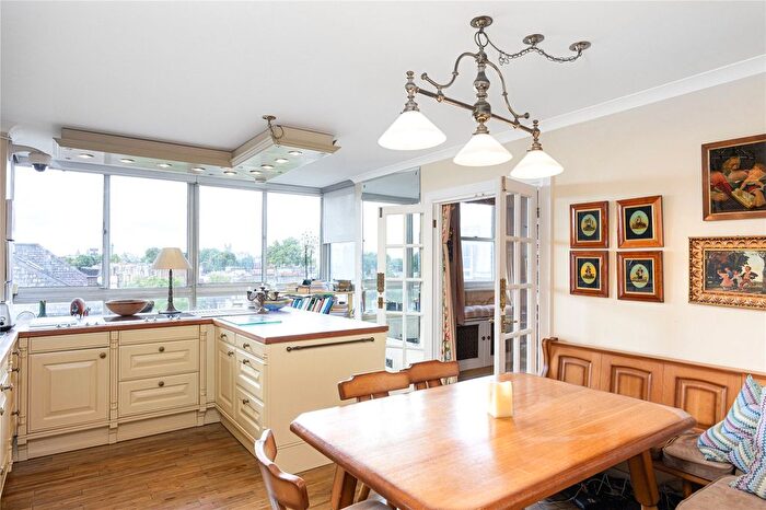 2 Bedroom Flat For Sale In Cheyne Walk, Chelsea, London, SW3