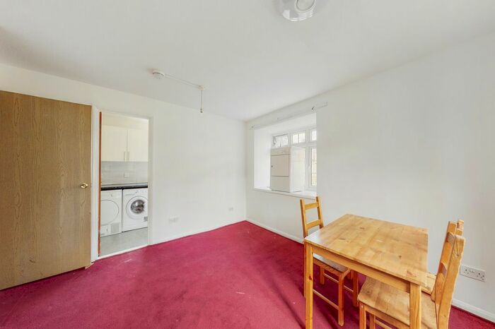 2 Bedroom Flat To Rent In Cromwell Close, Acton, W3