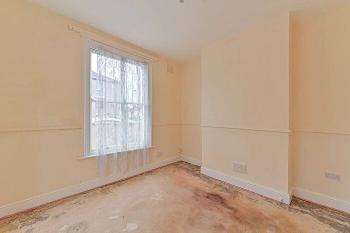 3 Bedroom End Of Terrace House For Sale In Nyon Grove, Catford, London, SE6