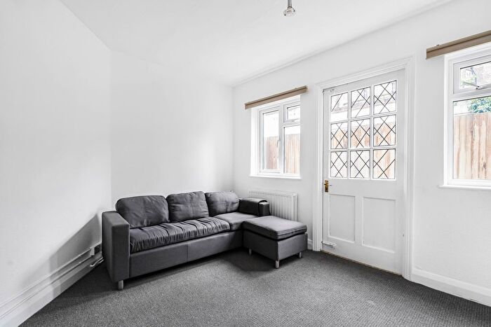 2 Bedroom Flat To Rent In Kennington Lane, London, SE11