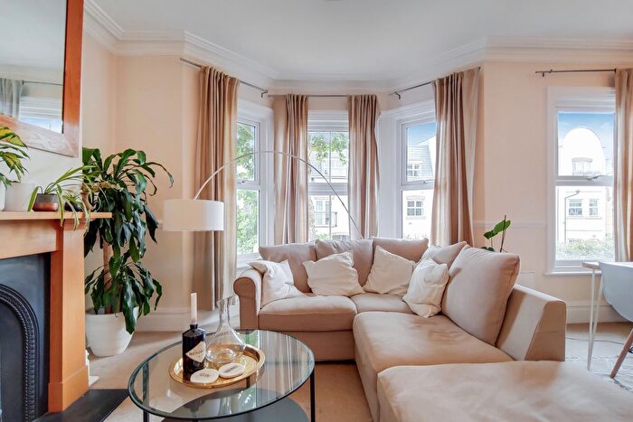 2 Bedroom Flat To Rent In Acton Lane, Chiswick, London, W4