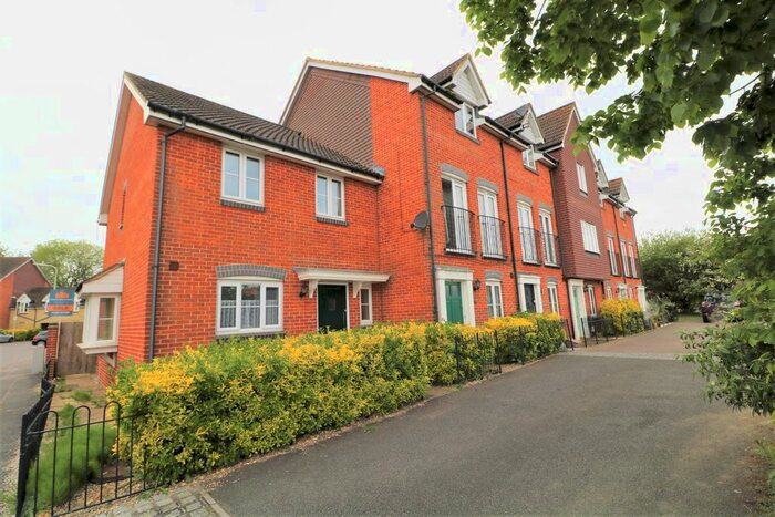 3 Bedroom End Of Terrace House To Rent In Hurst Road, Kennington, TN24