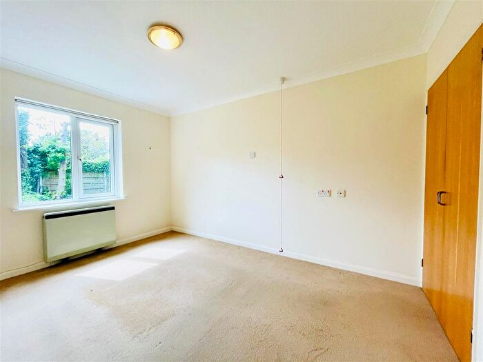 1 Bedroom Flat For Sale In Chelmsford Road, Shenfield, Brentwood, CM15