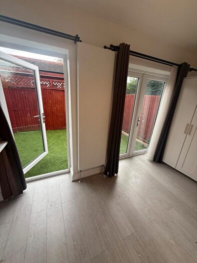 1 Bedroom Flat To Rent In Birchway, Hayes, UB3