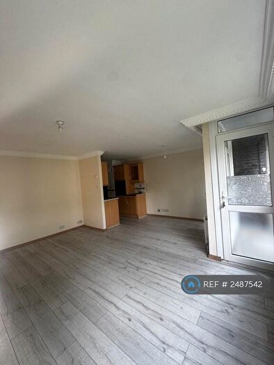 3 Bedroom Flat To Rent In Fermain Court, London, N1