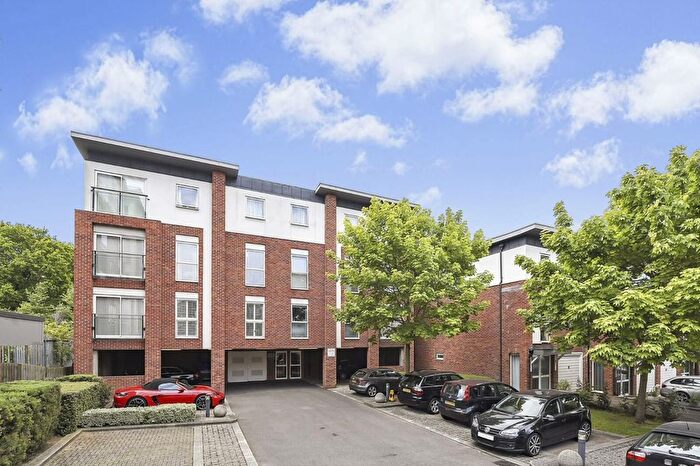 2 Bedroom Flat To Rent In Highwood Close, East Dulwich, London, SE22