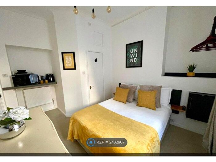 Studio To Rent In Hotel Rooms Ensuite, Brighton, BN2