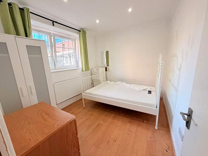 2 Bedroom Flat To Rent In Long Lane, London, SE1