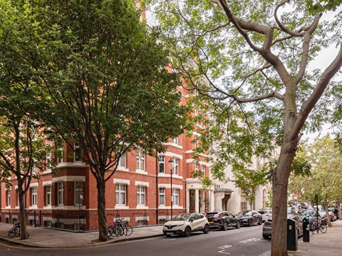3 Bedroom Flat To Rent In Wilbraham Place, London, SW1X