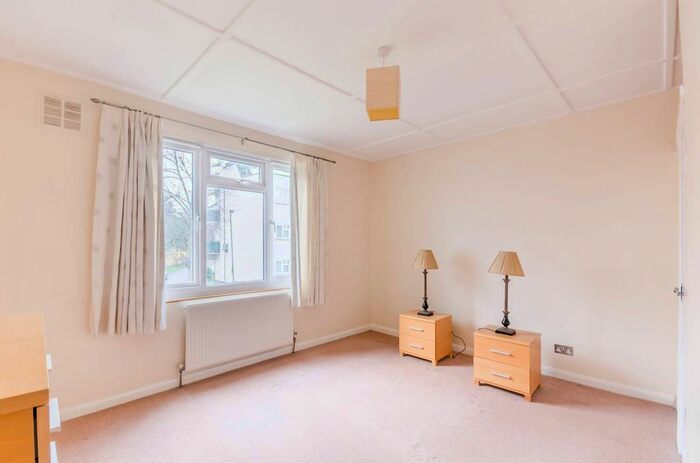 2 Bedroom Flat To Rent In Upper Tooting Park, Balham, London, SW17