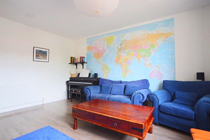 2 Bedroom Flat To Rent In Baird Drive, Murrayfield, Edinburgh, EH12