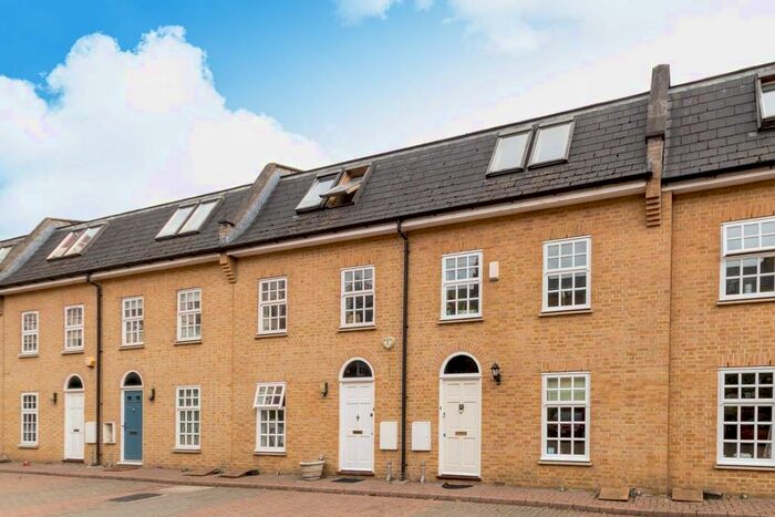 4 Bedroom Property To Rent In Baytree Mews, London, SE17