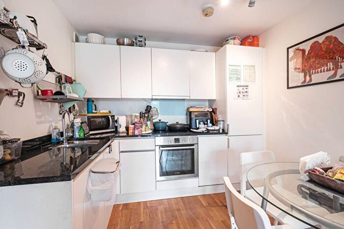 1 Bedroom Flat To Rent In Queensbridge Road, Haggerston, London, E2