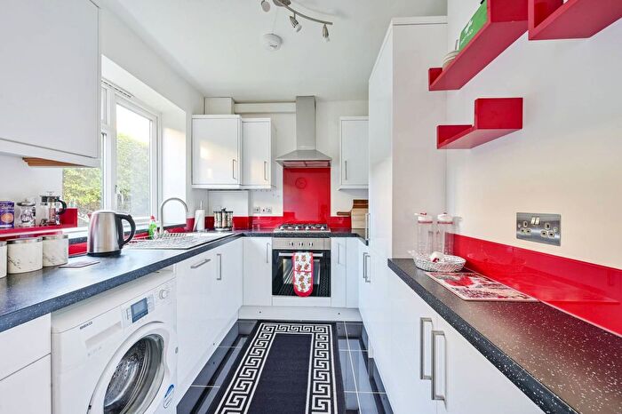 3 Bedroom Flat To Rent In Thursley Gardens, Southfields, London, SW19