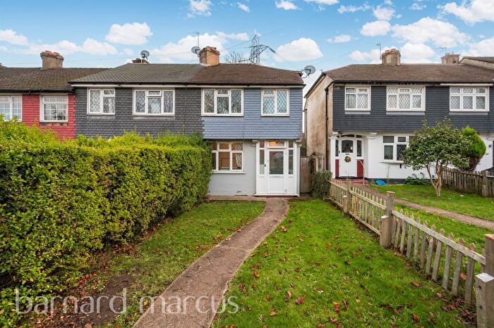 3 Bedroom End Terrace House For Sale In Knollmead, Surbiton, KT5
