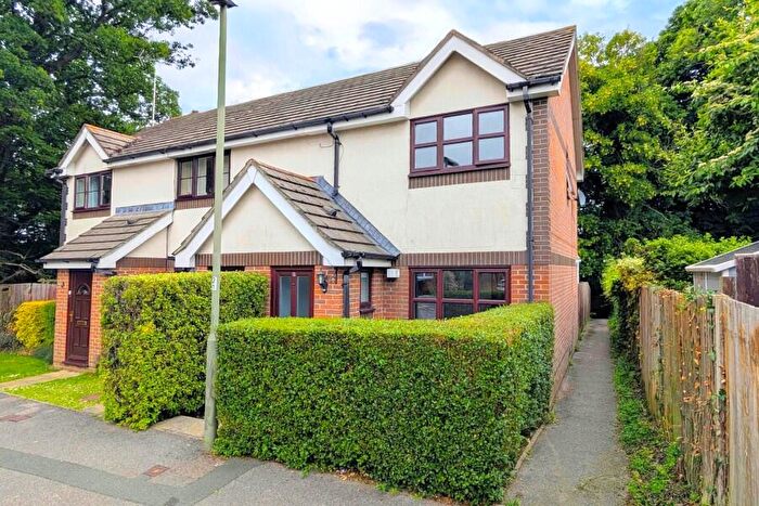 2 Bedroom End Of Terrace House To Rent In Knaphill, Woking, Surrey, GU21