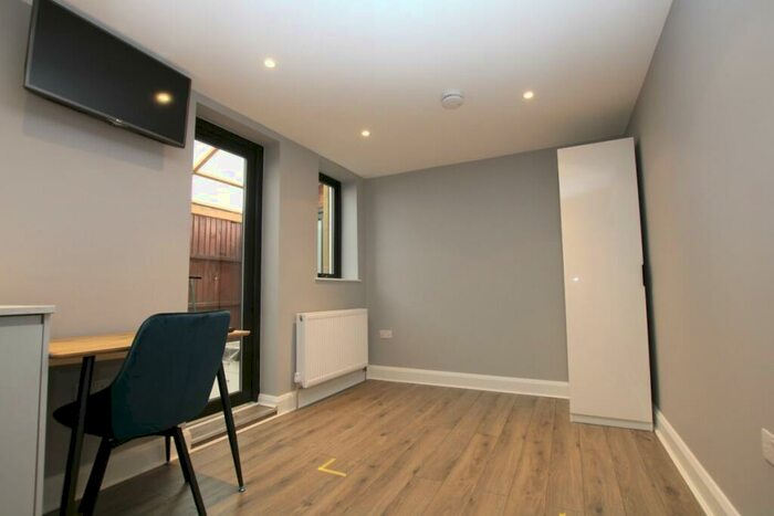 Flat To Rent In High Road, Willesden, NW10