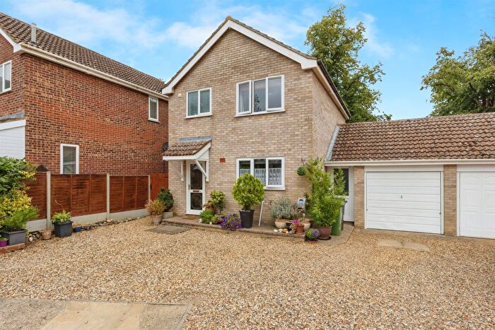3 Bedroom Link Detached House For Sale In Queens Court, Attleborough, NR17