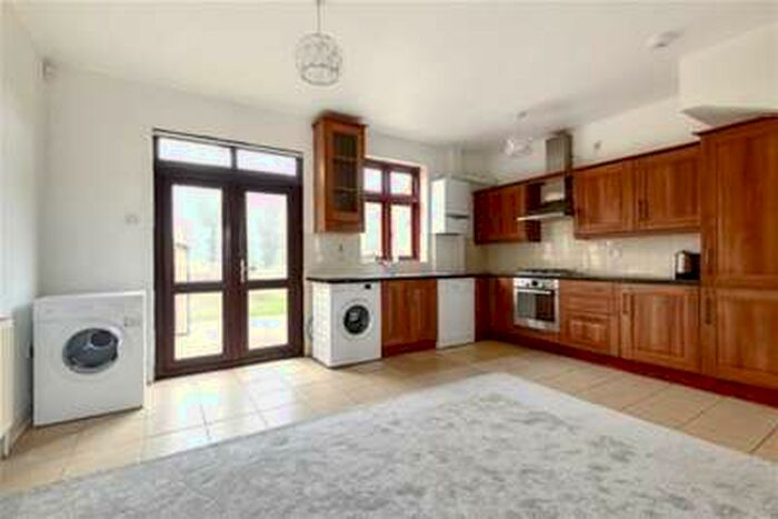 4 Bedroom Semi-Detached House To Rent In Waltham Abbey, EN9