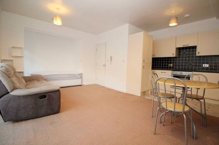 Flat To Rent In High Street, Crawley, RH10