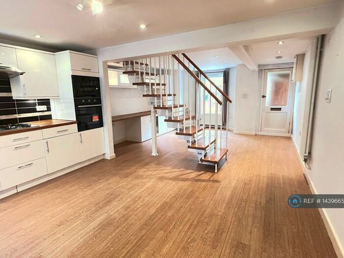 2 Bedroom Flat To Rent In Corona Road, Cambridge, CB4