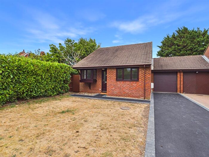 2 Bedroom Link Detached House For Sale In Beckenshaw Gardens, Banstead, SM7