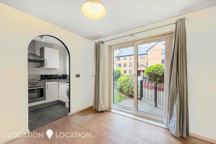 1 Bedroom Flat To Rent In Riverside Close, London, E5