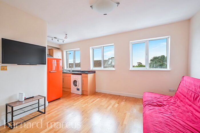 1 Bedroom Flat To Rent In Chiltern Drive, Surbiton, KT5